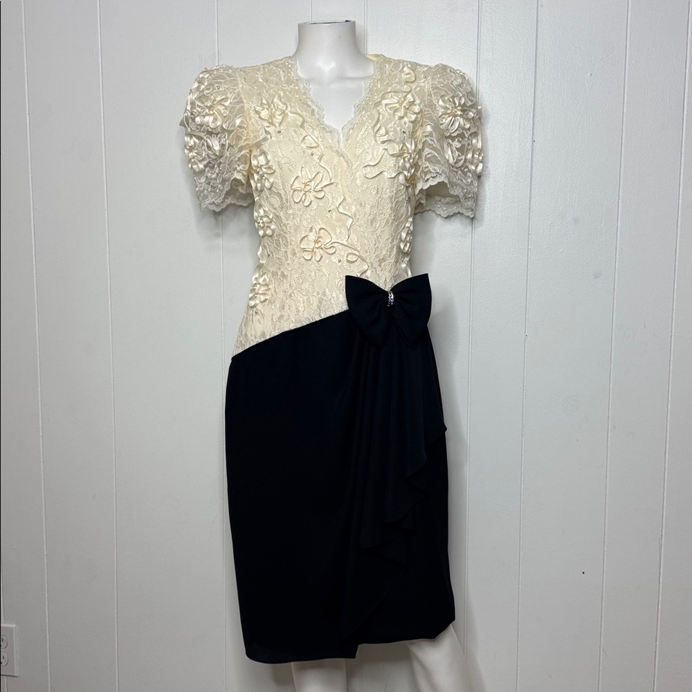 Vintage Leslie Faye evenings dress size 6 80s 90s lace with stones & bow
